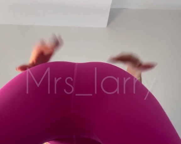 Mrs_Larry aka Mrs_larry OnlyFans - Arsch Anbetung beim Homeworkout Ass worship during home workout