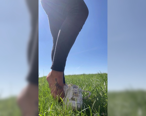 Mrs_Larry aka Mrs_larry OnlyFans - Nach einem Spaziergang intensiv schnffeln… Sniffing intensely after a walk