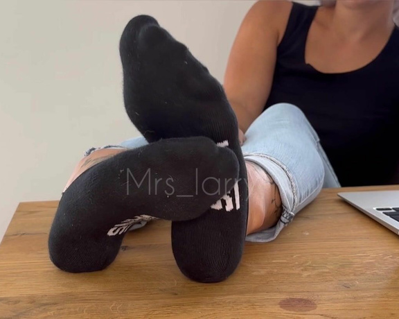 Mrs_Larry aka Mrs_larry OnlyFans - Wie ich meinen Arbeitskollegen mit seinem FuSockenfetisch entlarvt habe gleich mal richtig ausg