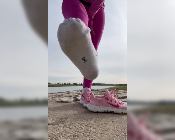 Mrs_Larry aka Mrs_larry OnlyFans - Du siehst richtig, ich habe eine Nylon Strumpfhose unter der Nike Pro beim Joggen getragen Yo 1