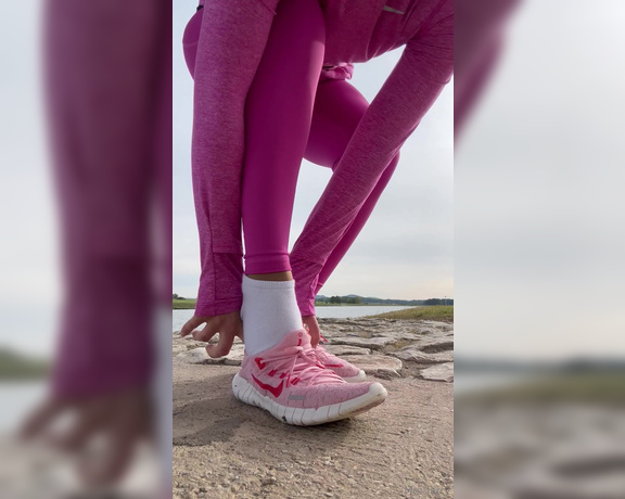 Mrs_Larry aka Mrs_larry OnlyFans - Du siehst richtig, ich habe eine Nylon Strumpfhose unter der Nike Pro beim Joggen getragen Yo 1