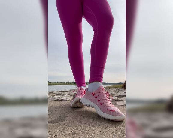 Mrs_Larry aka Mrs_larry OnlyFans - Du siehst richtig, ich habe eine Nylon Strumpfhose unter der Nike Pro beim Joggen getragen Yo 1