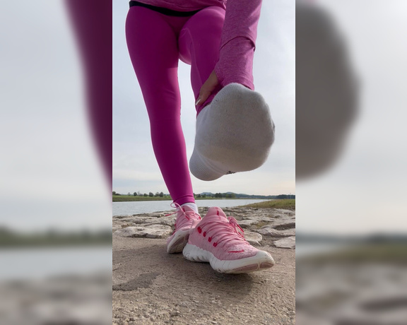 Mrs_Larry aka Mrs_larry OnlyFans - Du siehst richtig, ich habe eine Nylon Strumpfhose unter der Nike Pro beim Joggen getragen Yo 1