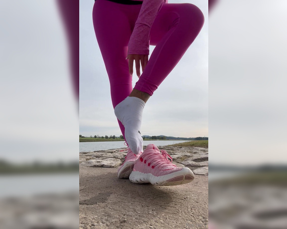 Mrs_Larry aka Mrs_larry OnlyFans - Du siehst richtig, ich habe eine Nylon Strumpfhose unter der Nike Pro beim Joggen getragen Yo 1