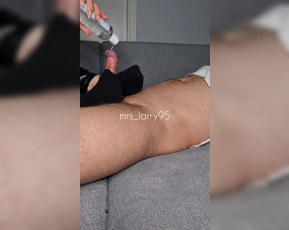 Mrs_Larry aka Mrs_larry OnlyFans - Hier bekommst du einen Sockenjob mit schwarzen sneaker Socken und cumshot durch Handjob Here you