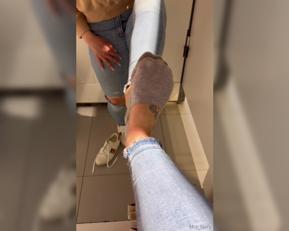 Mrs_Larry aka Mrs_larry OnlyFans - Ich zeige dir meine verschwitzen Sohlen in der Kabine Ill show you my sweaty soles in the chang