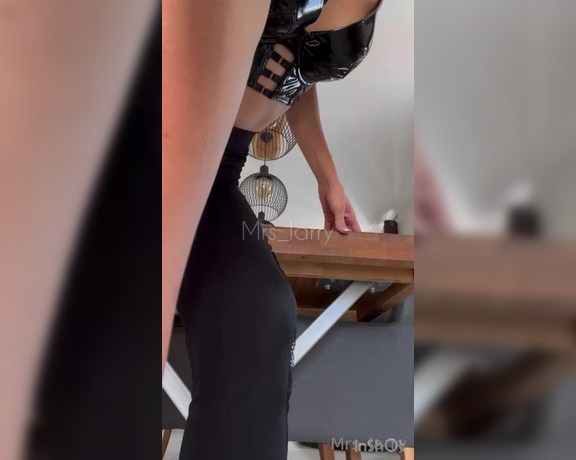 Mrs_Larry aka Mrs_larry OnlyFans - Watch and enjoy your view from below Schau zu und geniee deinen Ausblick von unten