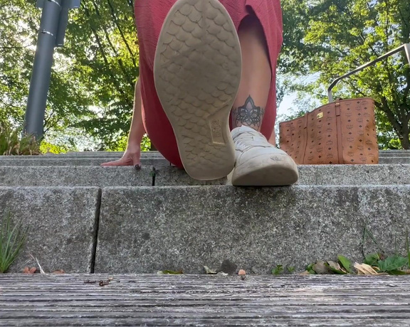 Mrs_Larry aka Mrs_larry OnlyFans - Meine Schuhe sind dreckig und mssen mit deiner Zunge gereinigt werden danach darfst du schnffeln!