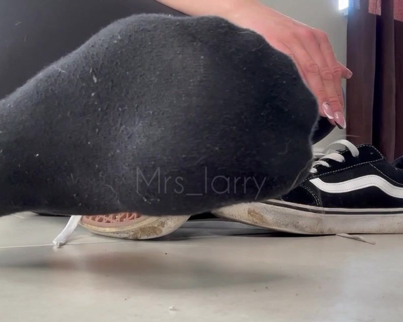 Mrs_Larry aka Mrs_larry OnlyFans - Enjoy the show, Vans, dirty black sock and spit Geniet die Show, Vans, dreckige schwarze Socke