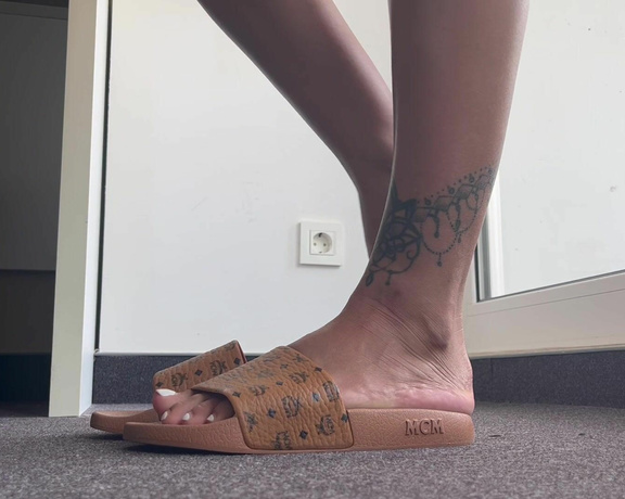 Mrs_Larry aka Mrs_larry OnlyFans - Fr meine Schlappen Liebhaber unter euch For my slippers Lovers among you 1