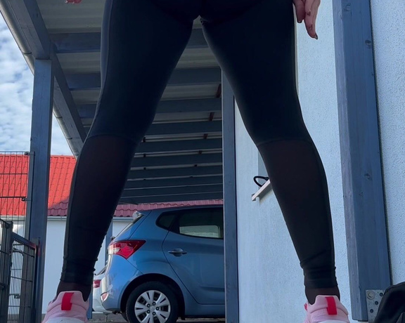 Mrs_Larry aka Mrs_larry OnlyFans - 100 squats and then to you