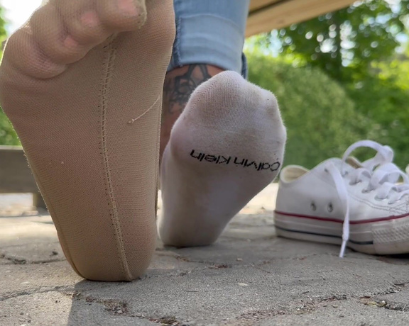 Mrs_Larry aka Mrs_larry OnlyFans - Diese heimlichen SchuhSockenNylonFu Spielchen unter dem Tisch machen dich kaputt! Du willst unter