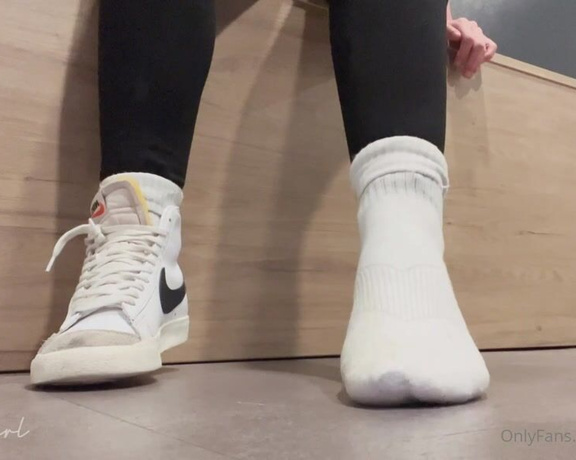 Ayasfeetgirl aka Ayasfeetgirl OnlyFans - AFTER WORKOUT SOCKS REMOVAL