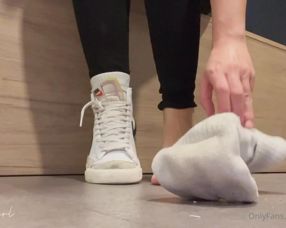 Ayasfeetgirl aka Ayasfeetgirl OnlyFans - AFTER WORKOUT SOCKS REMOVAL