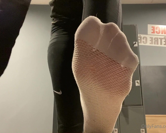 Ayasfeetgirl aka Ayasfeetgirl OnlyFans - Courte vido ou je me dchausse dans les vestiaires! Fallait que je sois rapide la salle venait