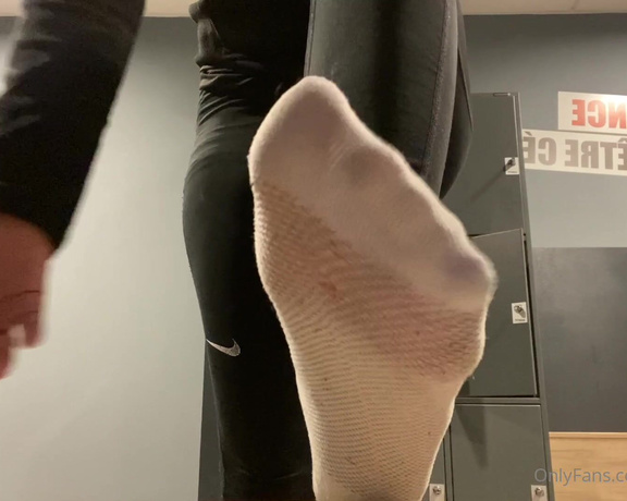 Ayasfeetgirl aka Ayasfeetgirl OnlyFans - Courte vido ou je me dchausse dans les vestiaires! Fallait que je sois rapide la salle venait