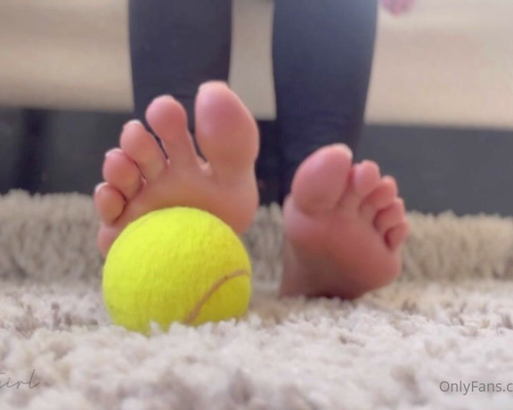 Ayasfeetgirl aka Ayasfeetgirl OnlyFans - Do you want me to play with your balls  a te dirait que je joue avec tes couilles