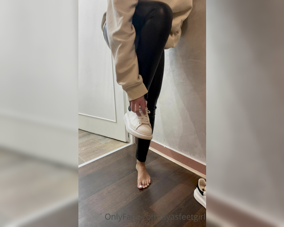 Ayasfeetgirl aka Ayasfeetgirl OnlyFans - Je rentre chez moi et retire mes chaussures pas de chaussettes pour moi aujourd’hui !