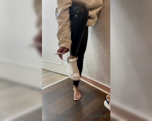 Ayasfeetgirl aka Ayasfeetgirl OnlyFans - Je rentre chez moi et retire mes chaussures pas de chaussettes pour moi aujourd’hui !