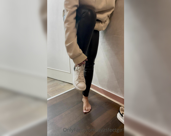 Ayasfeetgirl aka Ayasfeetgirl OnlyFans - Je rentre chez moi et retire mes chaussures pas de chaussettes pour moi aujourd’hui !