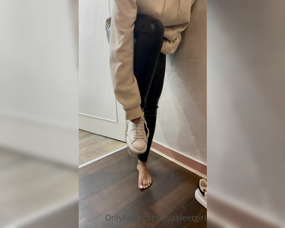 Ayasfeetgirl aka Ayasfeetgirl OnlyFans - Je rentre chez moi et retire mes chaussures pas de chaussettes pour moi aujourd’hui !