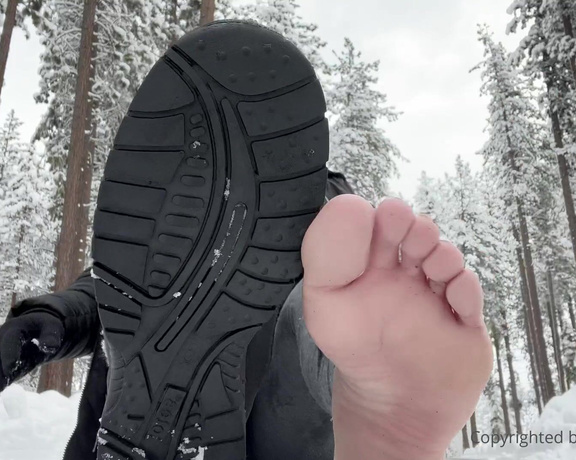 Neko Waifu aka Nekonymphe OnlyFans - My feet touched some snow