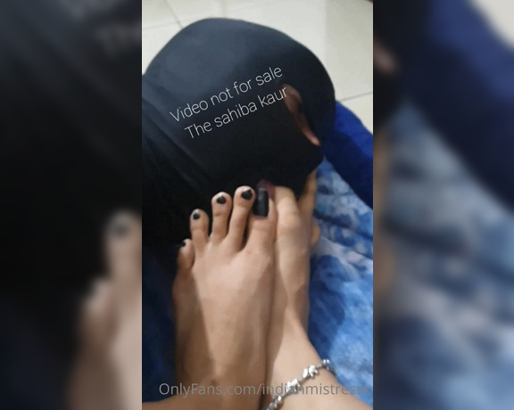 Sahiba Kaur indian mistress aka Indianmistressk OnlyFans - My Sl#t worshipping my beautiful sexy Feet S#cking my Black Toenails Scratching his Dirty Back