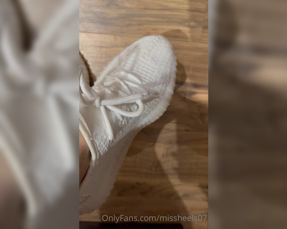 Miss Heels Lisa aka Missheels07 OnlyFans - Wanna smell my sneakers