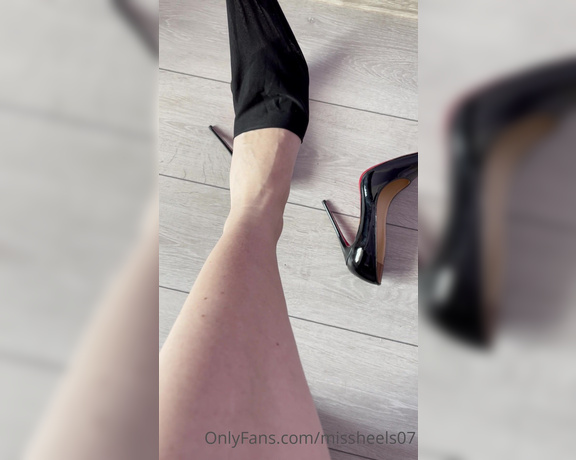 Miss Heels Lisa aka Missheels07 OnlyFans - Louboutin with nylon