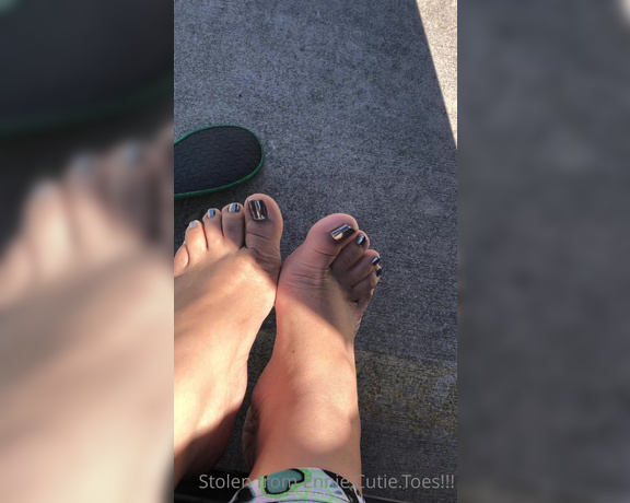 Ennie’s Toes and Soles aka Enniestoes OnlyFans - Stopped to buy gas and put on a little show for the guys secretly lusting over pretty feet Would 1