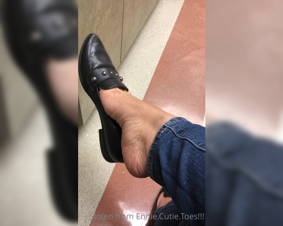 Ennie’s Toes and Soles aka Enniestoes OnlyFans - Little shoe play at the doctor’s today What are you up to #shoeplay #flats #pointyshoes #barefeet #