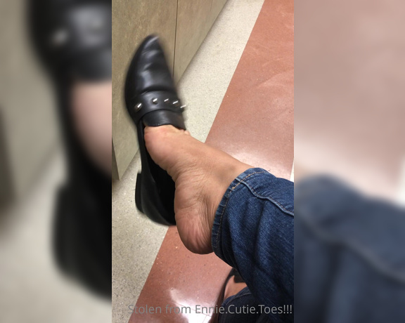 Ennie’s Toes and Soles aka Enniestoes OnlyFans - Little shoe play at the doctor’s today What are you up to #shoeplay #flats #pointyshoes #barefeet #