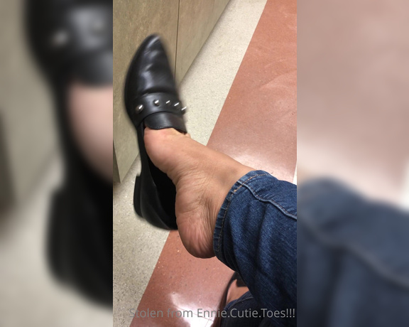 Ennie’s Toes and Soles aka Enniestoes OnlyFans - Little shoe play at the doctor’s today What are you up to #shoeplay #flats #pointyshoes #barefeet #