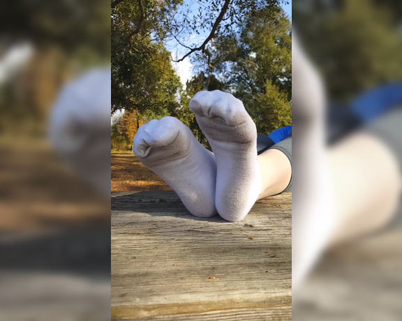 Goddess Lindsay aka Goddesslindsay OnlyFans - I wonder if youd come over to say hi if you saw me at the park filming this video, or if youd ad 1