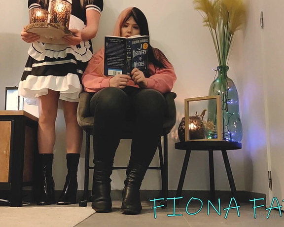 Fiona Fabel aka Fionafabel OnlyFans - Short update of how I spend my night, I decided to read a book My sissy never gets relax time, so