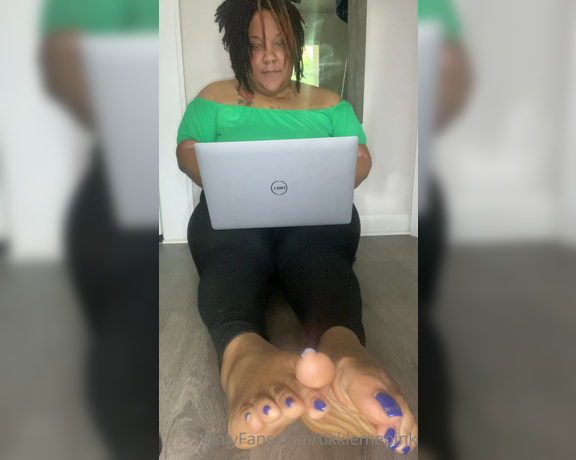 Goddess Pink aka Tikklemepink OnlyFans - Play with my feet while I do a lil work!