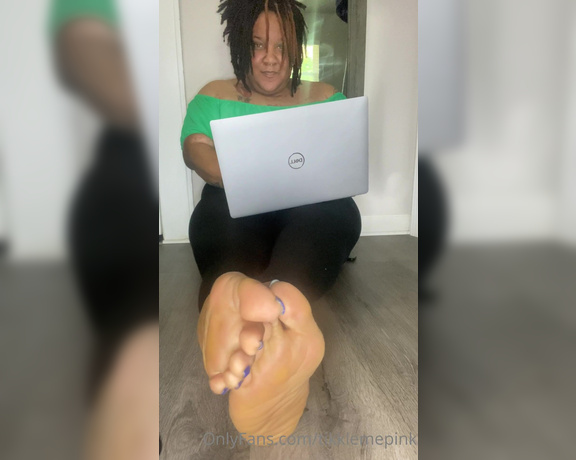 Goddess Pink aka Tikklemepink OnlyFans - Play with my feet while I do a lil work!