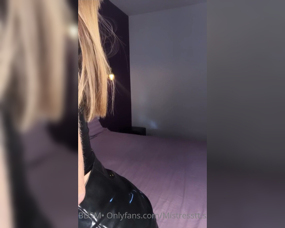 Talita Dominatrix aka Talitadominatrix OnlyFans - Evil friday… I was getting ready to go out and I got really horny I had to run my hand over my cunt