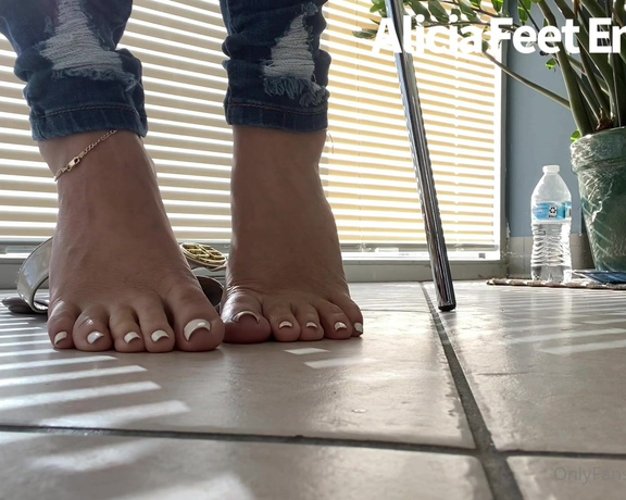 Alicia Feet Empire aka Aliciafeet OnlyFans - Shoe Play In Public