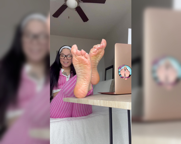 Alicia Feet Empire aka Aliciafeet OnlyFans - College Girl Shows Off Oily Soles