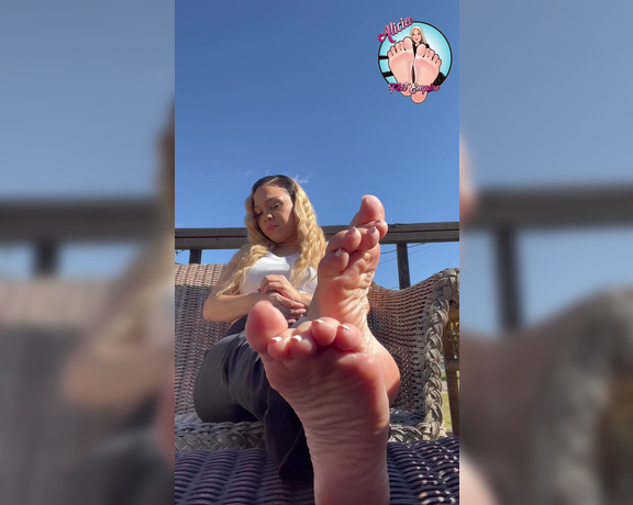 Alicia Feet Empire aka Aliciafeet OnlyFans - Alicia Outside Soles