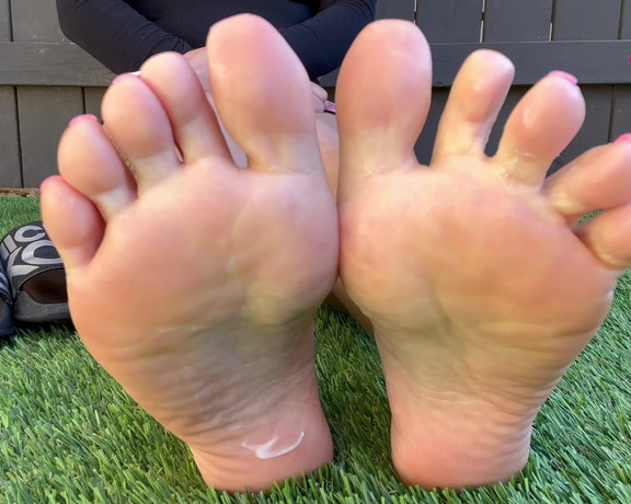 Alicia Feet Empire aka Aliciafeet OnlyFans - Alicia Public Soles