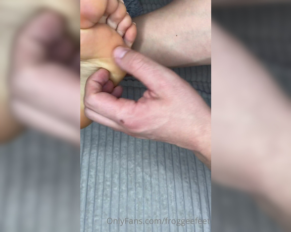 Froggee aka Froggeevip Onlyfans - Ok, this is my first tickling video for of! My feet are so ticklish maybe you didn’t know that,