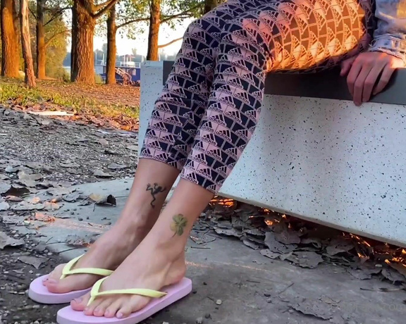 Froggee aka Froggeevip Onlyfans - POV I’m out chilin when someone steal my flip flops Oh nooo that means I have to go back home baref