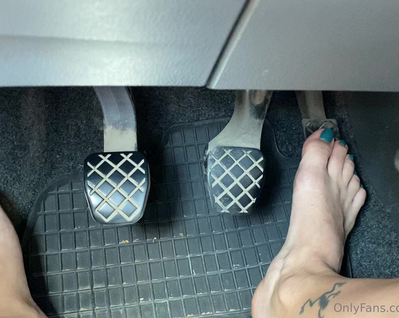 Froggee aka Froggeevip Onlyfans - Do you drive barefoot I looove