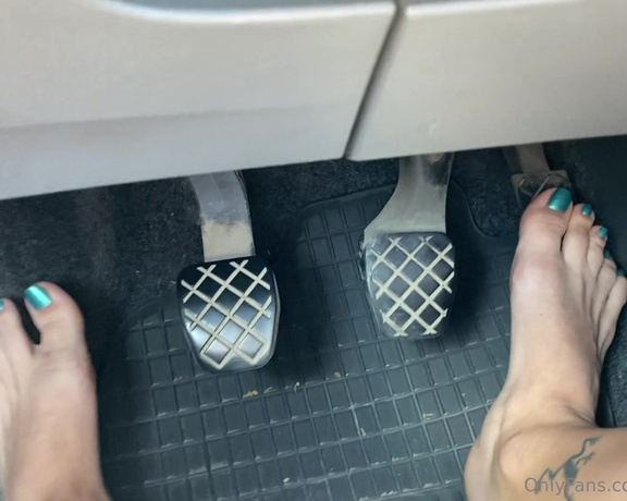Froggee aka Froggeevip Onlyfans - Do you drive barefoot I looove
