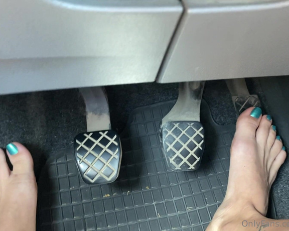 Froggee aka Froggeevip Onlyfans - Do you drive barefoot I looove