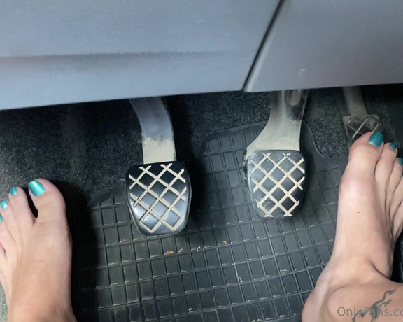 Froggee aka Froggeevip Onlyfans - Do you drive barefoot I looove