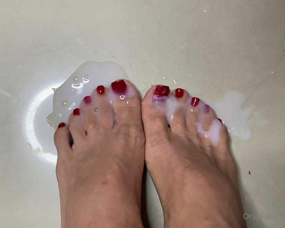 Froggee aka Froggeevip Onlyfans - This was a custom video, cumming on my red toes and than pouring 25 cum loads on my toes  I ador