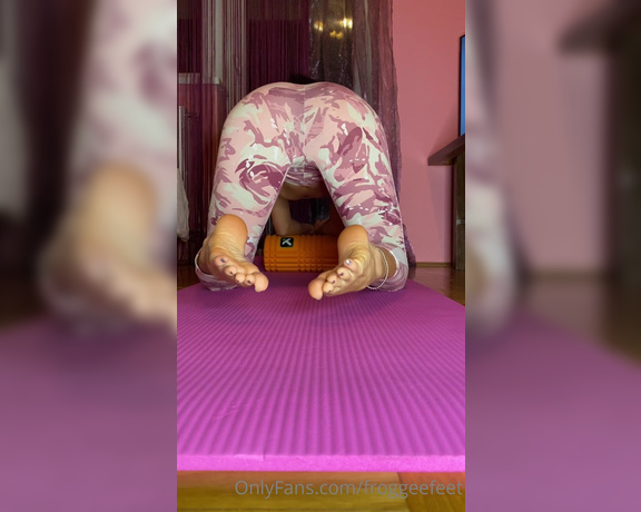 Froggee aka Froggeevip Onlyfans - Yoga streching